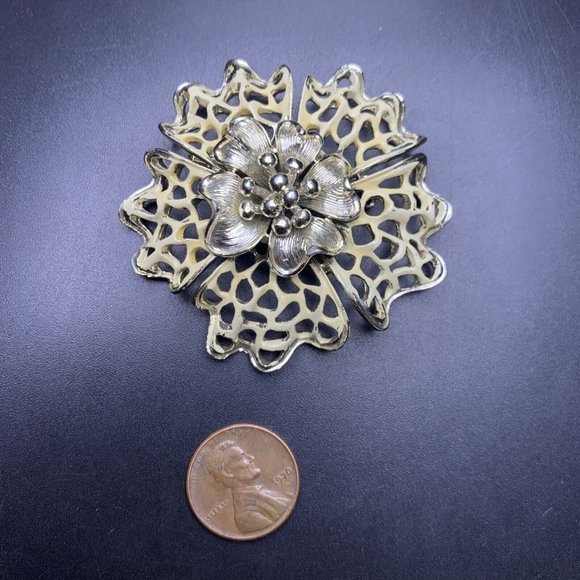 Flower Brooch Pin Cream Enamel Gold Tone Open Work Classic Vintage - Picture 3 of 8